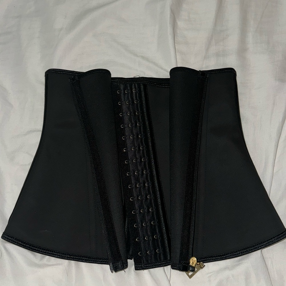 WASTE TRAINER SIZE S COLOR BLACK 3 rows to buckle plus zipper